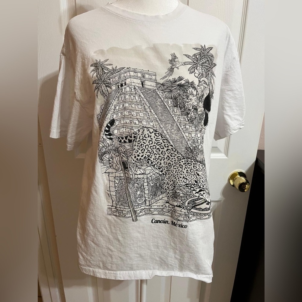 💙White and black Aztec cheetah graphic tee - Picture 3 of 10